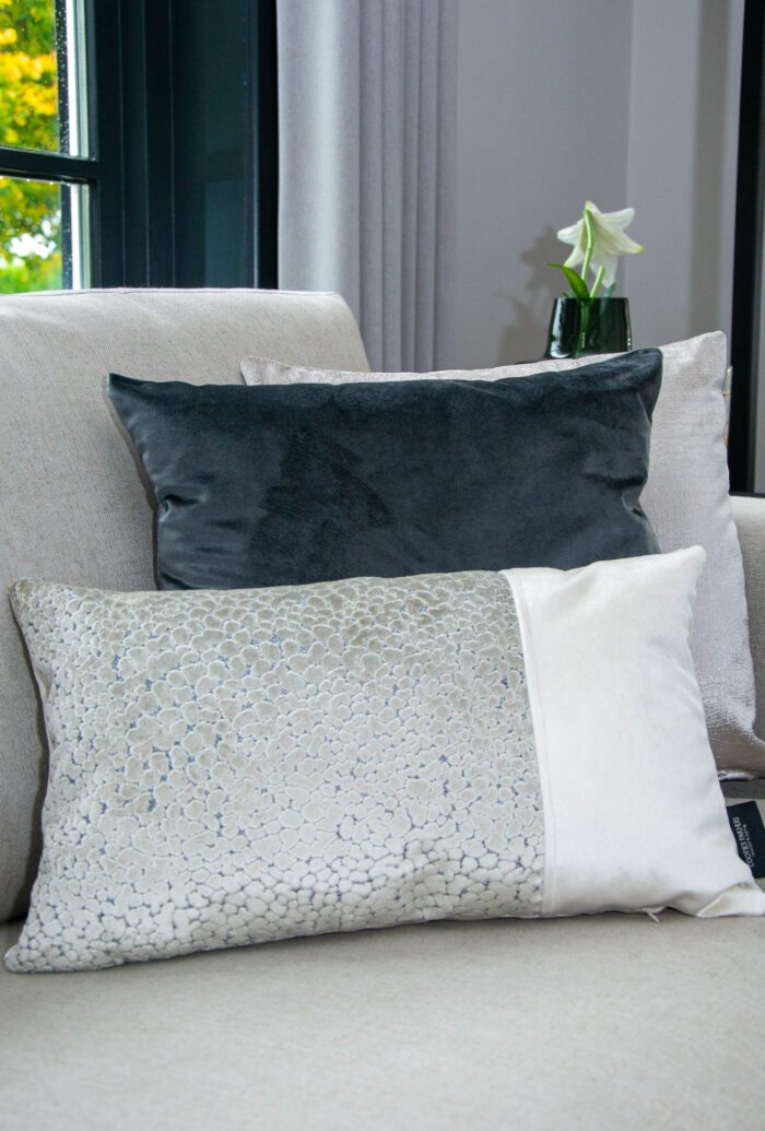 Beige dierenprint 50x30 cm, handgemaakt velvet kussen