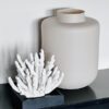 Taupekleurige Eco vaas Melanie van Jodeco – gecombineerd met wit koraalornament op zwart dressoir