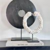 Decoratieve schelpenketting op standaard, Coquille van Pole to Pole, gestyled met zwart ornament – natuurlijke woondecoratie voor een stijlvol interieur.