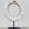 Wit schelpenornament Coquille van Pole to Pole op zwarte standaard – handgemaakt decoratiestuk van kleine schelpen voor een rustig en natuurlijk interieur.