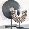 Schelpenketting Luma van Pole to Pole op standaard, met warme natuurtinten – stijlvolle woondecoratie gecombineerd met zwart ornament.
