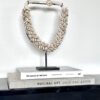 Stijlvol schelpenornament op standaard – perfecte natuurlijke eyecatcher voor een modern interieur, boho chic decor.