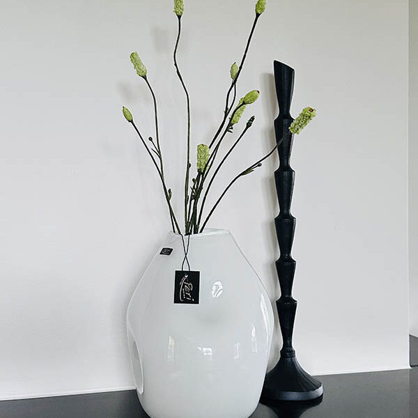 Peri Living Vaas Organic Opal M – witte glazen vaas met groene tak van Colours and Green en zwarte kaarsenstandaard van Light & Living met witte LED-kaars van Countryfield op schouw