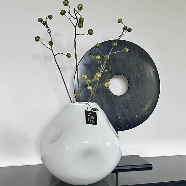 Peri Living Vaas Organic Opal XS – witte glazen vaas met tak van Colours and Green en zwarte marmeren schijf op standaard van Asian Mix op schouw