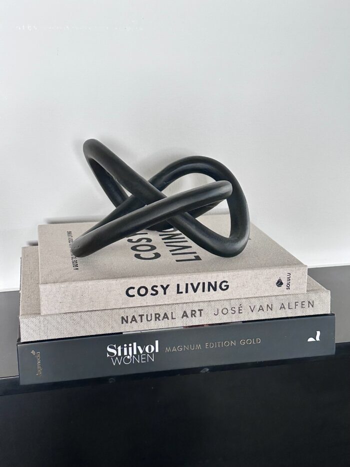 olulu Opbergboek Cosy Living (S) – beige/taupe linnen opbergboek op schouw met zwart Hope ornament van Lifestyle Home Collection