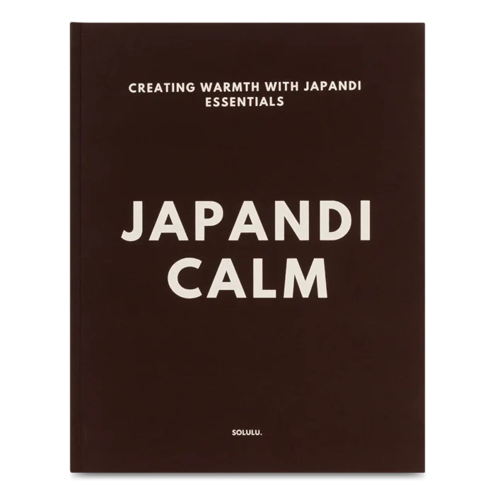 Close-up Solulu Opbergboek Japandi Calm (L) – donkerbruin opbergboek met beige opdruk, Japandi woonstijl