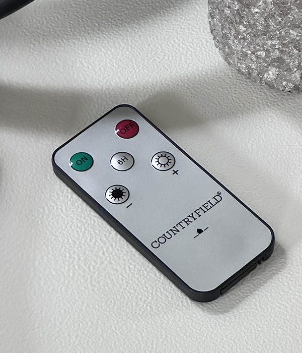 Countryfield afstandsbediening voor LED kaarsen op dienblad naast windlicht