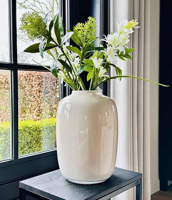 Vase The World Vaas Artic M – Ivory, glazen designvaas van 35 cm met boeket bloemen, elegante interieurdecoratie.