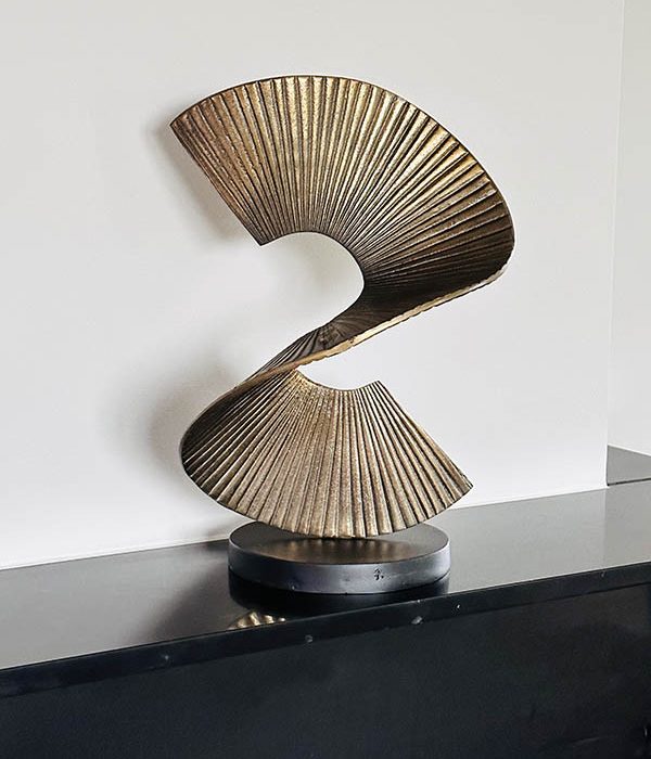 Homebound by KY Beeld Wave – bronskleurig metalen beeld met golvend design