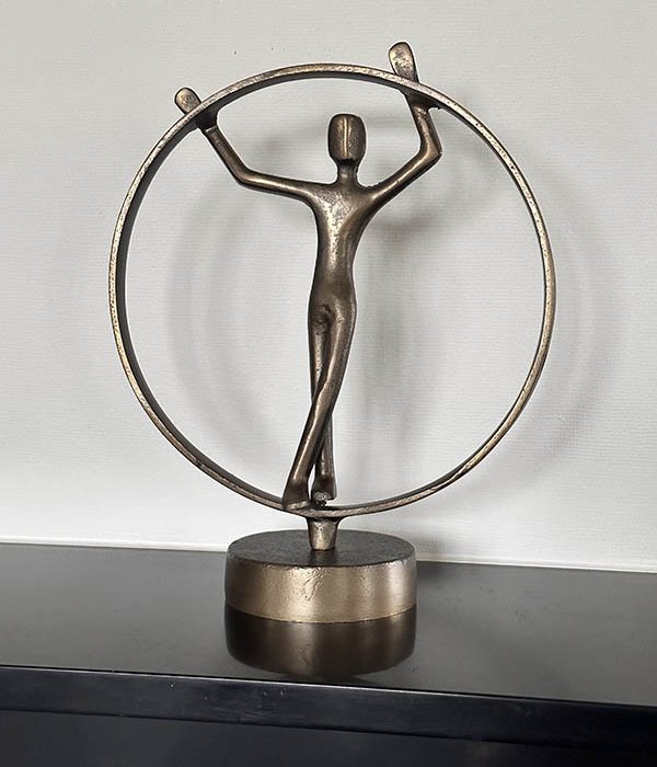 Homebound by KY Beeld Cirkel Anne – bronskleurig metalen beeld op voet