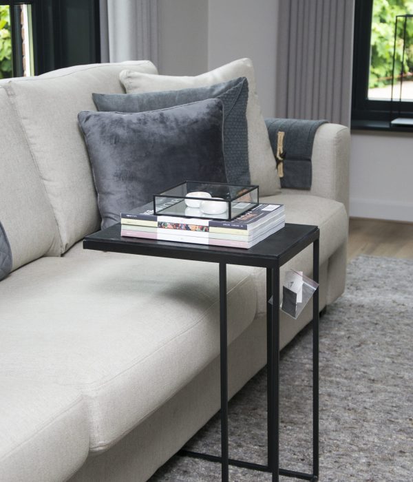 Stoere Light & Living bijzettafel zwart met mango houten blad over moderne bank