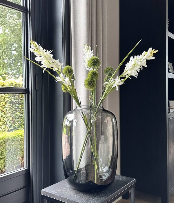 Colours & Green Zijden Green Trick Tak – groene kunstbloem van 61 cm in vaas, speelse interieurdecoratie.