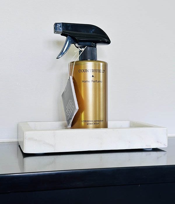 Countryfield Home Perfume Golden Delight – gouden roomspray fles op marmeren tray (310 ml)
