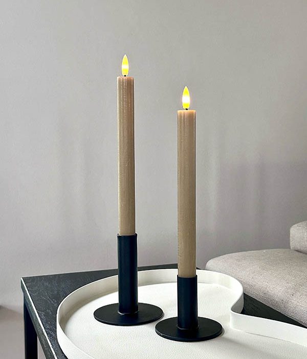 Countryfield LED dinerkaarsen bruin – set van 2 in zwarte kandelaars, realistisch vlameffect op decoratief dienblad