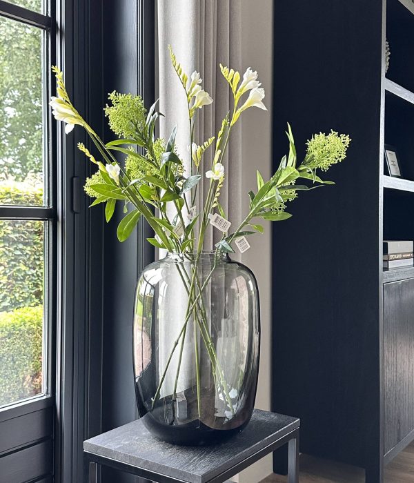 Colours & Green Zijden Freesia Tak – witte kunstbloem van 81 cm in vaas, elegante interieurdecoratie.