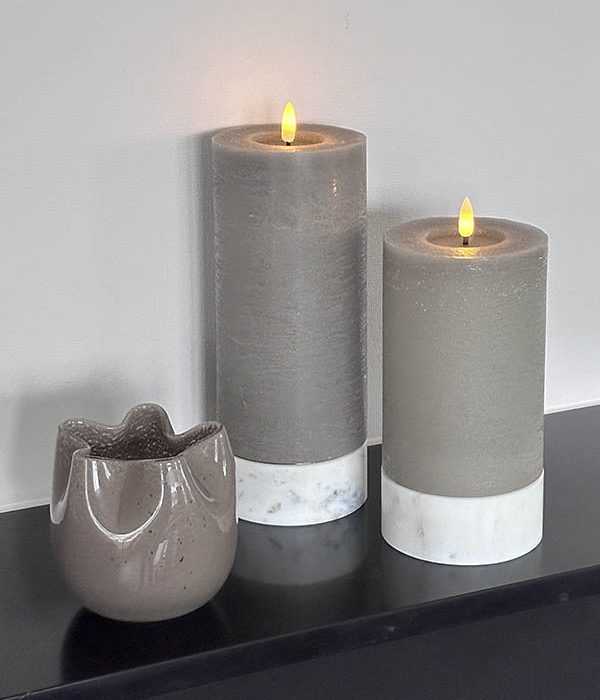 Broste Copenhagen Vaas/Windlicht Esther – Fungi glas, gestyled met twee LED stompkaarsen in grijs met marmeren voet