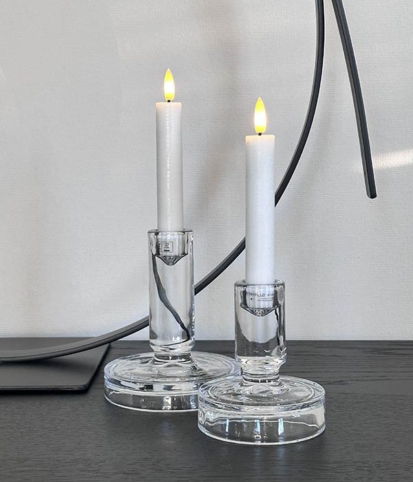 Broste Copenhagen Kandelaar Petra – Helder glas, gestyled met kaars in Scandinavisch interieur