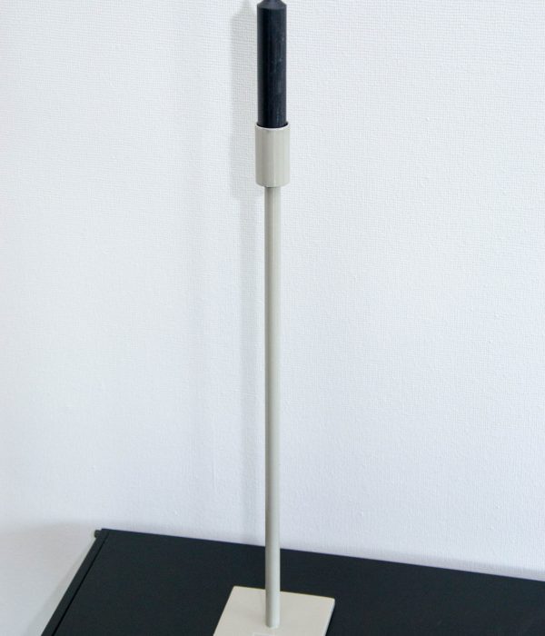 Leeff kandelaar Cleo grijs, hoogte 45 cm met voet 9 x 9 cm