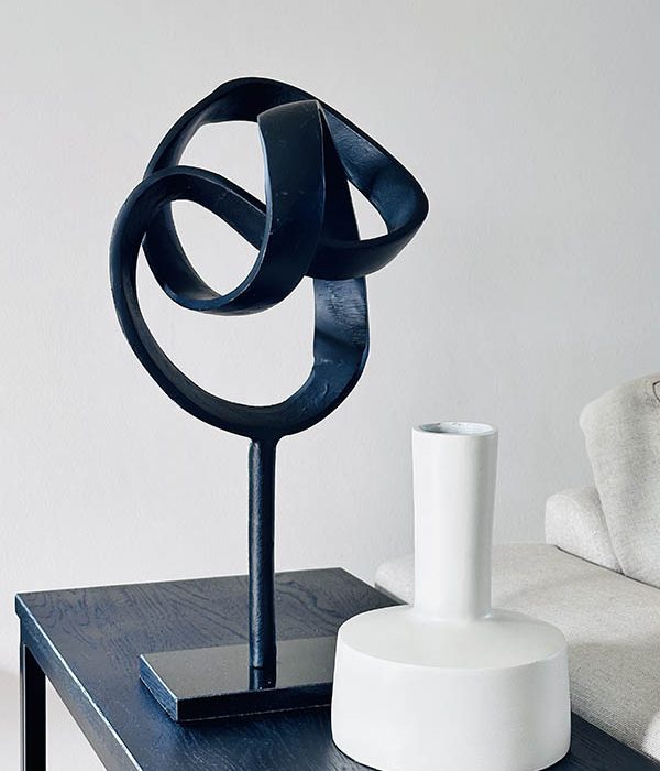 Vase The World Kandelaar/Vaas Cimiri – Ivory, gestyled naast modern zwart sculptuur op houten tafel