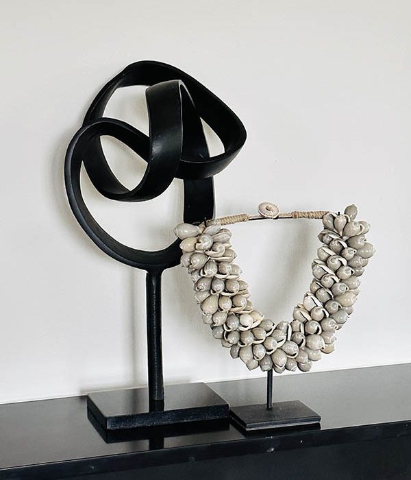 Schelpenketting Shelly op zwarte metalen standaard – Pole to Pole – handgemaakt van natuurlijke schelpen in aardetinten, bohemian woondecoratie