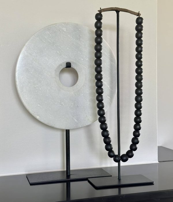 Varios Kralenketting op standaard – zwart ornament van 41 cm