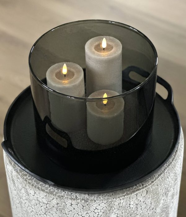 Countryfield LED kaarsen Lyon in taupe in zwart glazen windlicht op een poef