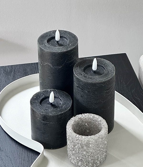 Countryfield LED Kaars Lyon – Zwart in drie hoogtes 8, 12,5 en 15 cm, gestyled op metalen ivory dienblad met windlicht op zwarte sidetable