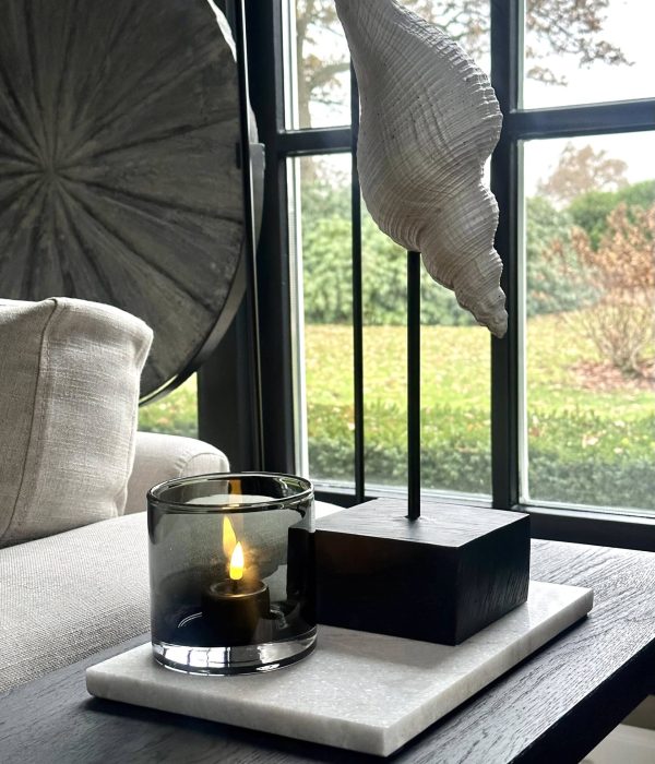 Marmeren plateau wit gebruikt als decoratief dienblad