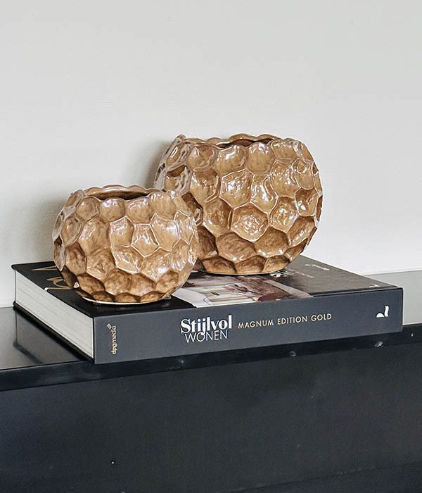 Vaas Medina van Daan Kromhout in donker aardewerk, gestyled op koffietafelboeken