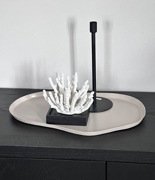 Homebound by KY Dienblad Sand – compact metalen dienblad organische vorm zandkleurig 46,5x31 cm met decoratie