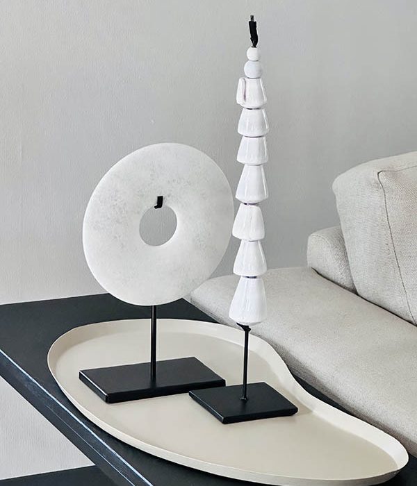 Homebound by KY Dienblad Victor – organisch metalen dienblad zandkleurig 52x24 cm met decoratie