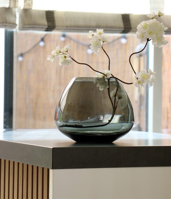 Morava Grey Vase The World, doorsnee 32 cm en hoogte 25 cm.