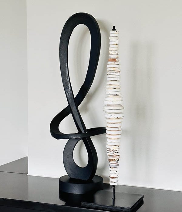 Homebound by KY Ornament Ciare zwart – modern metalen ornament op schouw