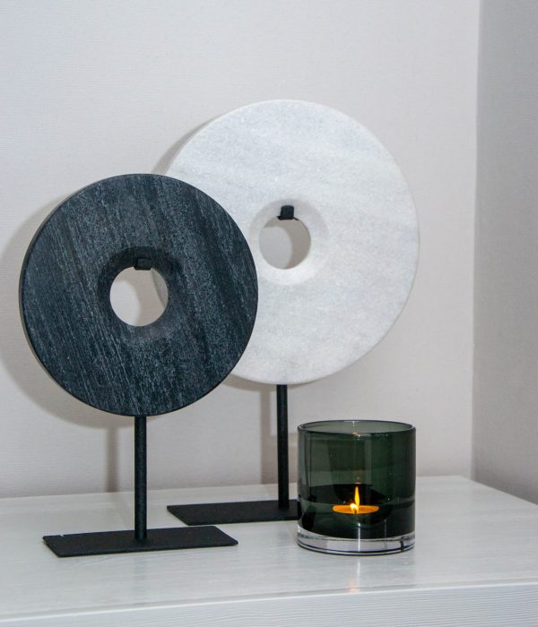 Twee marmeren ornamenten Puck op standaard in zwart en wit, maat M, van Bob. Moderne ronde schijven als stijlvolle woondecoratie op dressoir.