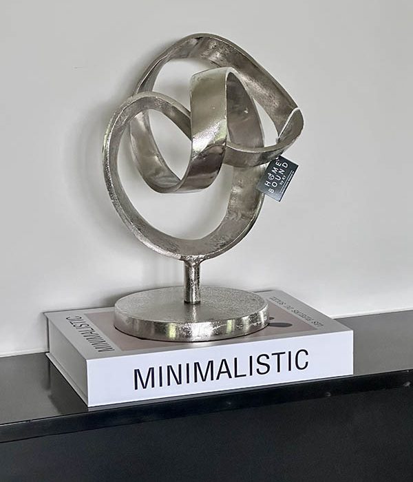 Homebound by KY ornament Sfera zilver op een koffietafelboek in modern interieur