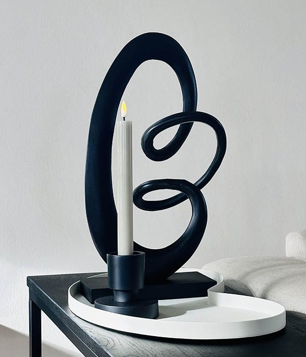 Homebound by KY Ornament Imma L zwart – sculpturaal ornament op voet