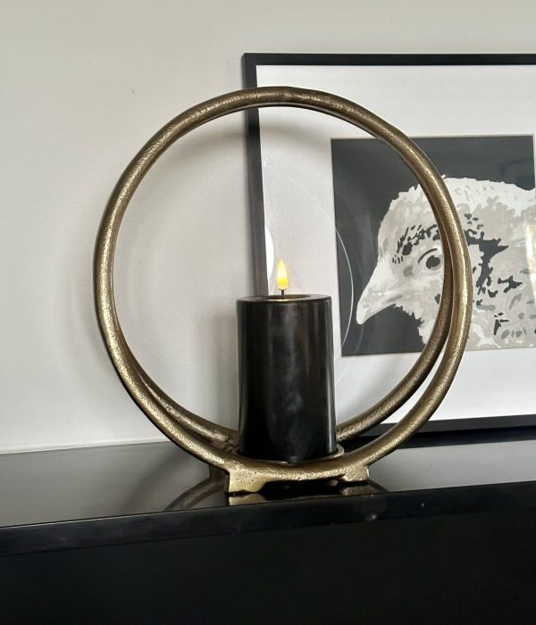Lifestyle Home Collection ring kaarsenstandaard goud met zwarte LED stompkaars op dressoir, modern en luxe interieur