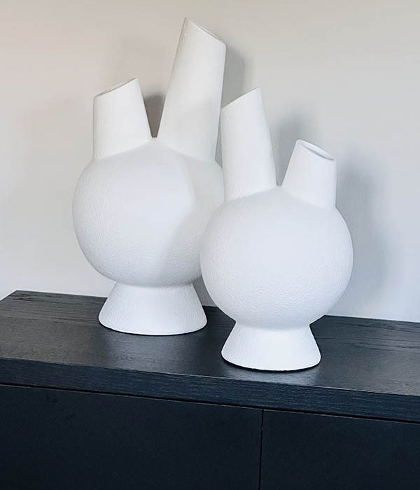 Ronde vaas Antonie van Countryfield in mat wit terracotta, gestyled op een zwart dressoir