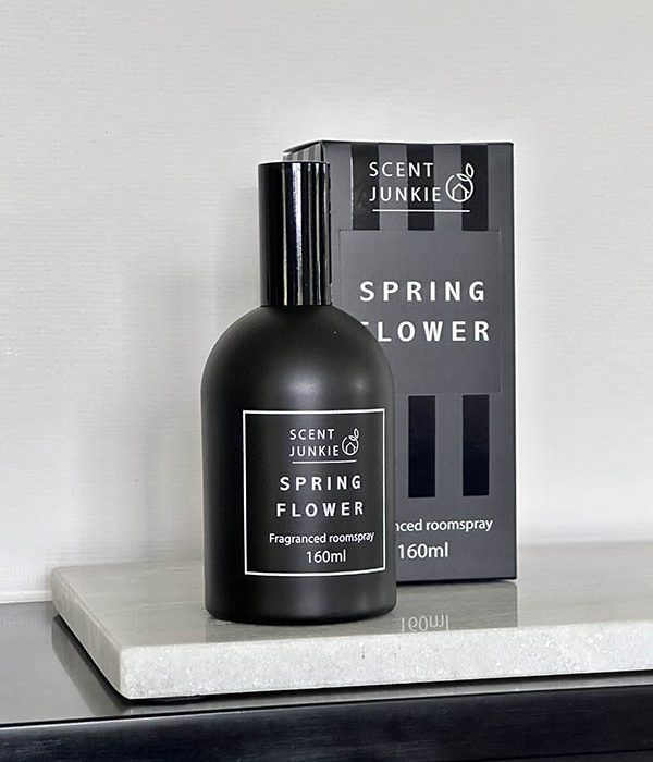 Scent Junkie roomspray Spring Flower 160 ml in zwarte glazen flacon