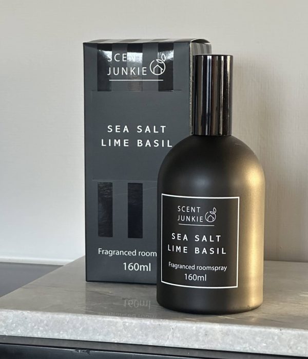 Scent Junkie roomspray Sea Salt Lime Basil 160 ml in zwarte glazen flacon