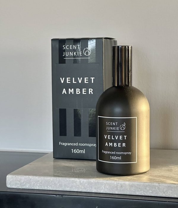 Roomspray-huiskamer-parfum-Velvet-Amber-160-ml.-Scent-Junkie-KY-2-scaled-1.jpg