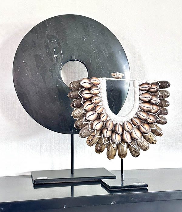 Schelpenketting Luma van Pole to Pole op standaard, met warme natuurtinten – stijlvolle woondecoratie gecombineerd met zwart ornament.