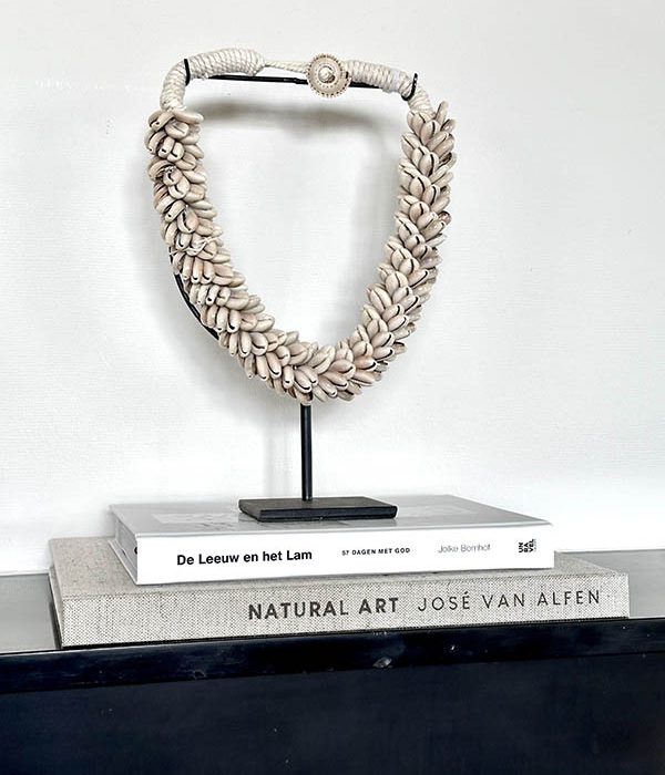 Stijlvol schelpenornament op standaard – perfecte natuurlijke eyecatcher voor een modern interieur, boho chic decor.