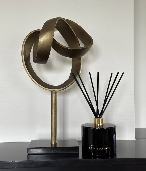 Sculpture-Knot-Gold-Lifestyle-Home-Collection-antiek-brons-20-x-20-x-43-cm.-marmeren-voet-2-scaled-1.jpg