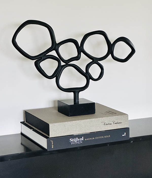 Sculptuur Mina zwart aluminium op marmeren voet – Lifestyle Home Collection – 50 × 10 × 36 cm, geplaatst op koffietafelboeken