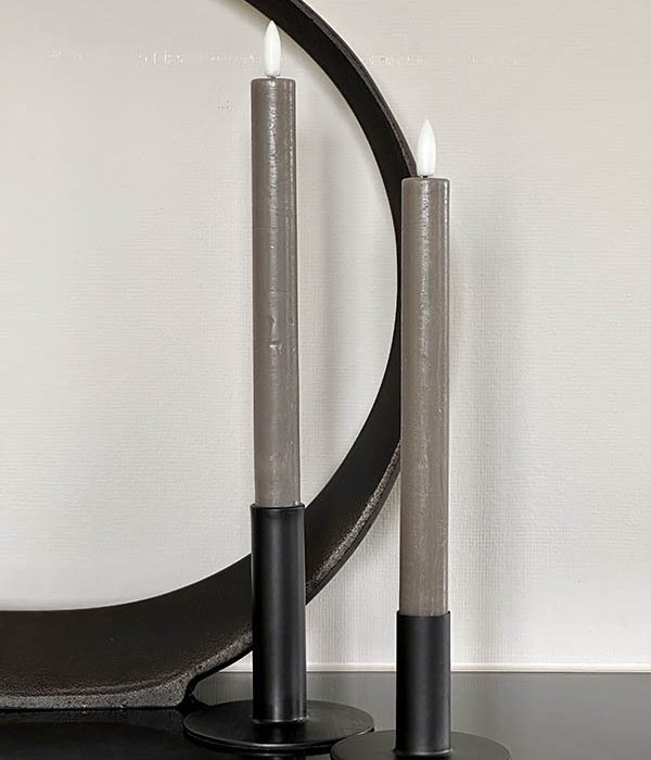 Close-up Countryfield LED dinerkaarsen Taupe 24 cm, set van 2 in kandelaar met realistische vlam