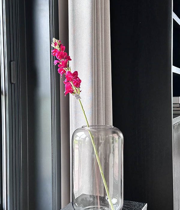 Colours & Green Zijden Snapdragon Single – donkerroze kunstbloem van 75 cm in vaas, elegante woondecoratie.