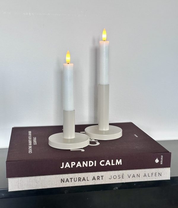 Solulu Opbergboek Japandi Calm (L) – donkerbruin luxe opbergboek met beige tekst, stapel op schouw met kandelaars
