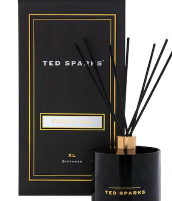 Close-up van Ted Sparks Bamboo & Peony geurstokjes 450 ml in stijlvolle zwarte diffuserflacon