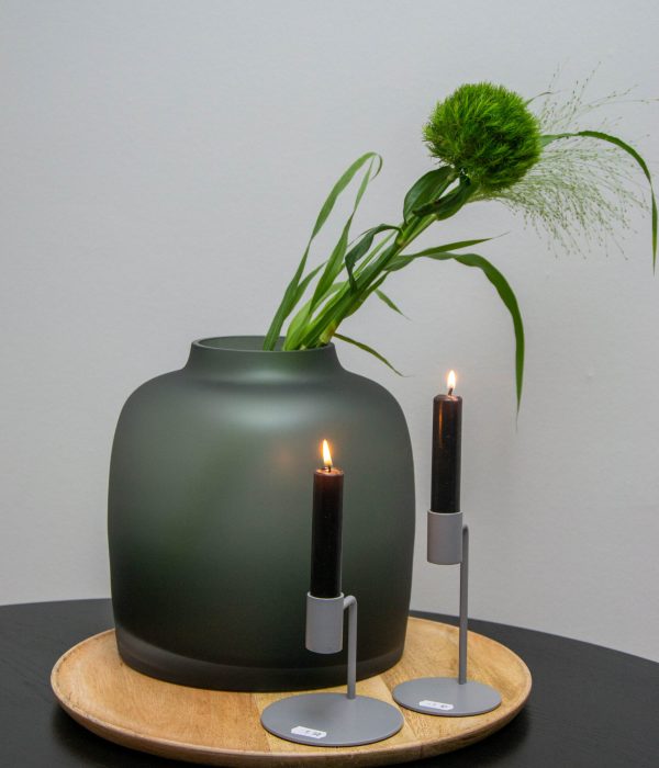 Vase The World vaas Bartica M – ronde glazen vaas satin grey 25×25 cm met bloem en kandelaars